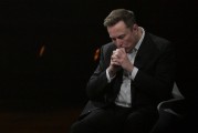禽兽为邻特斯拉股价收涨超3%：特朗普无意沟通，马斯克父亲劝儿子低头